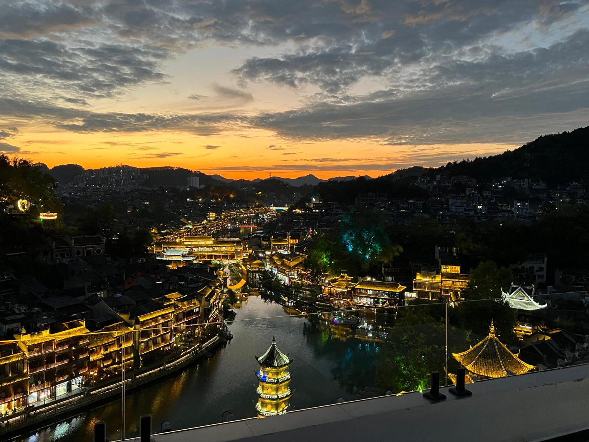 Phoenix Best River View B&B Fenghuang Eksteriør billede