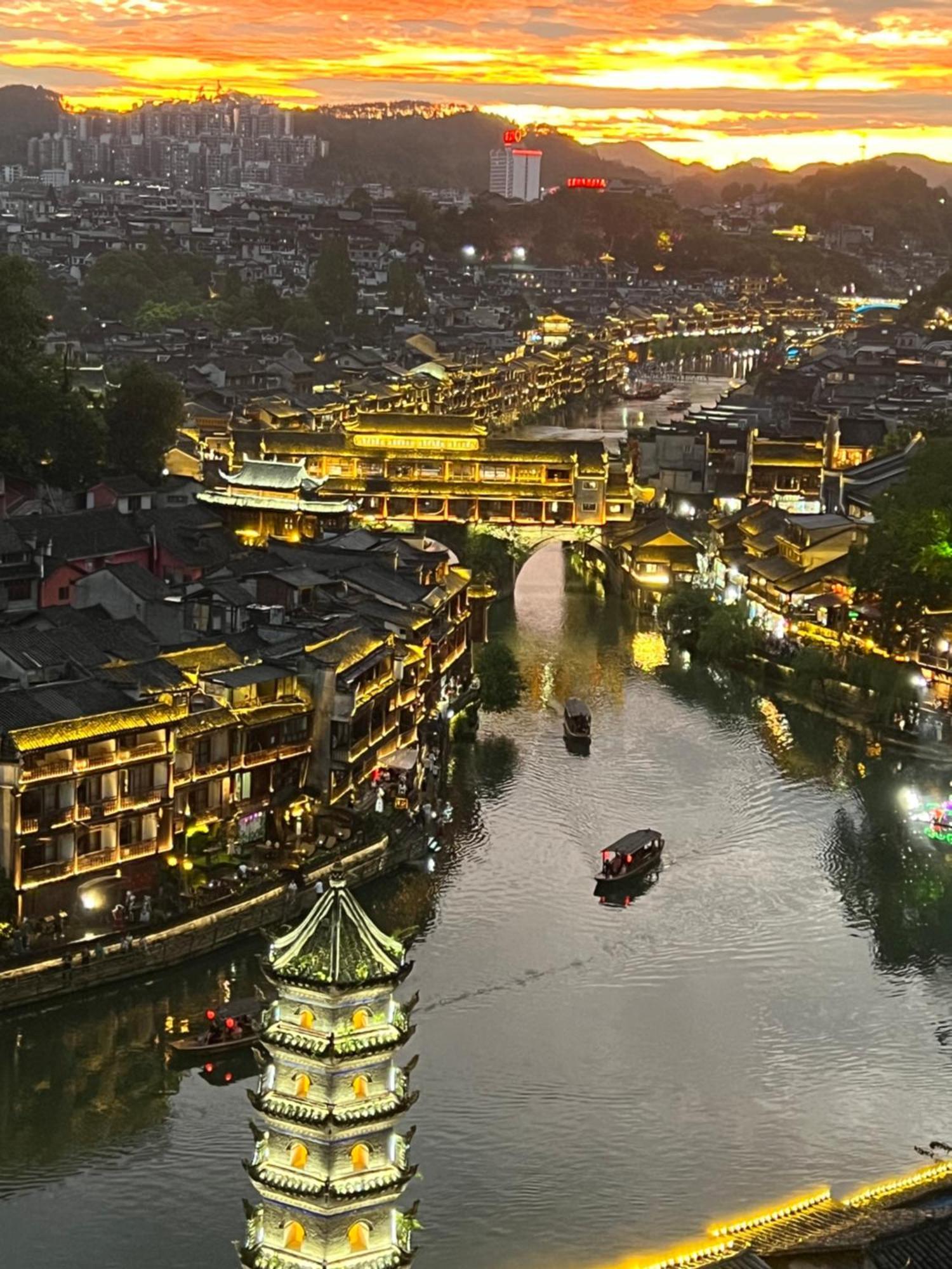 Phoenix Best River View B&B Fenghuang Eksteriør billede