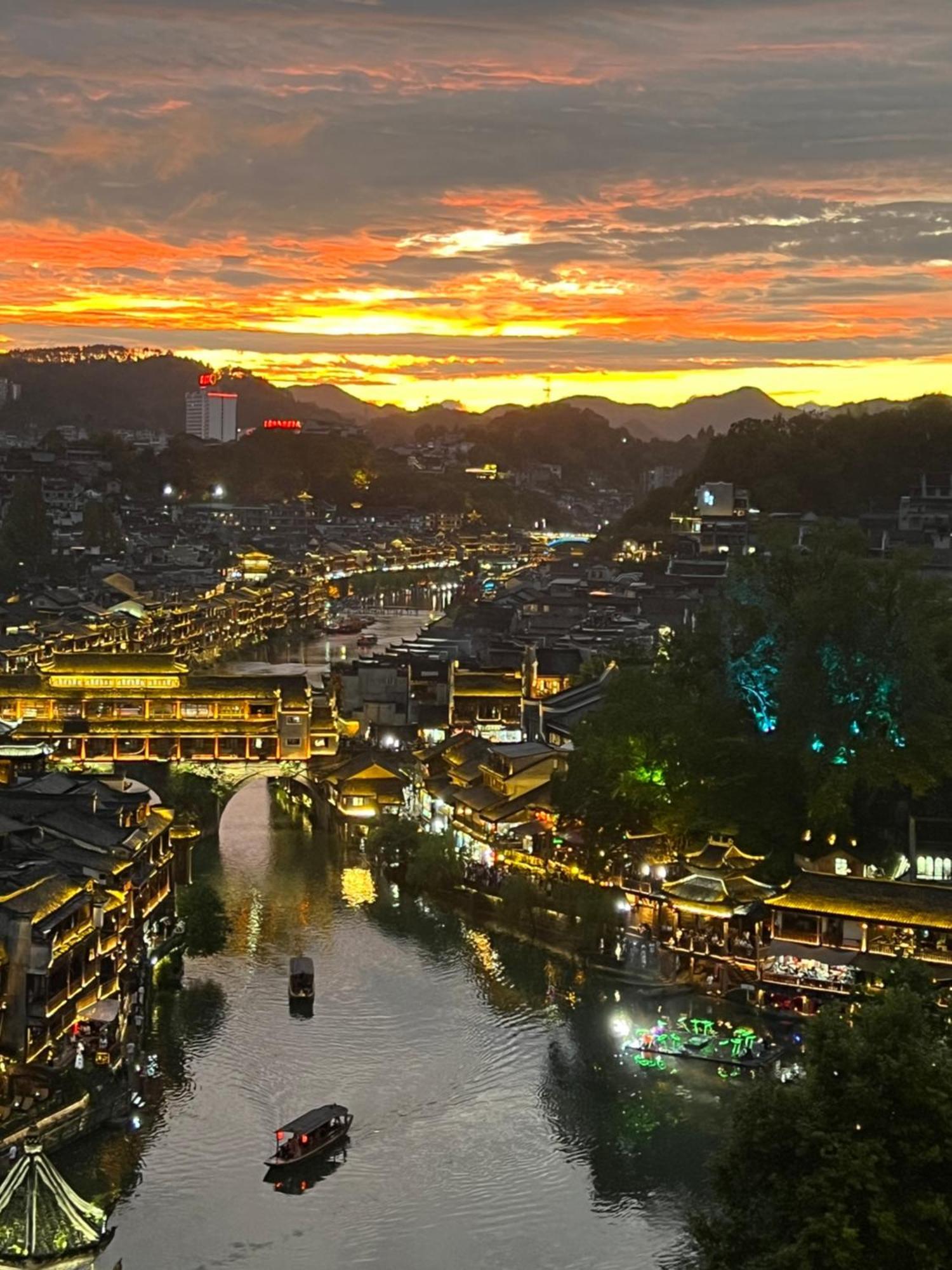Phoenix Best River View B&B Fenghuang Eksteriør billede
